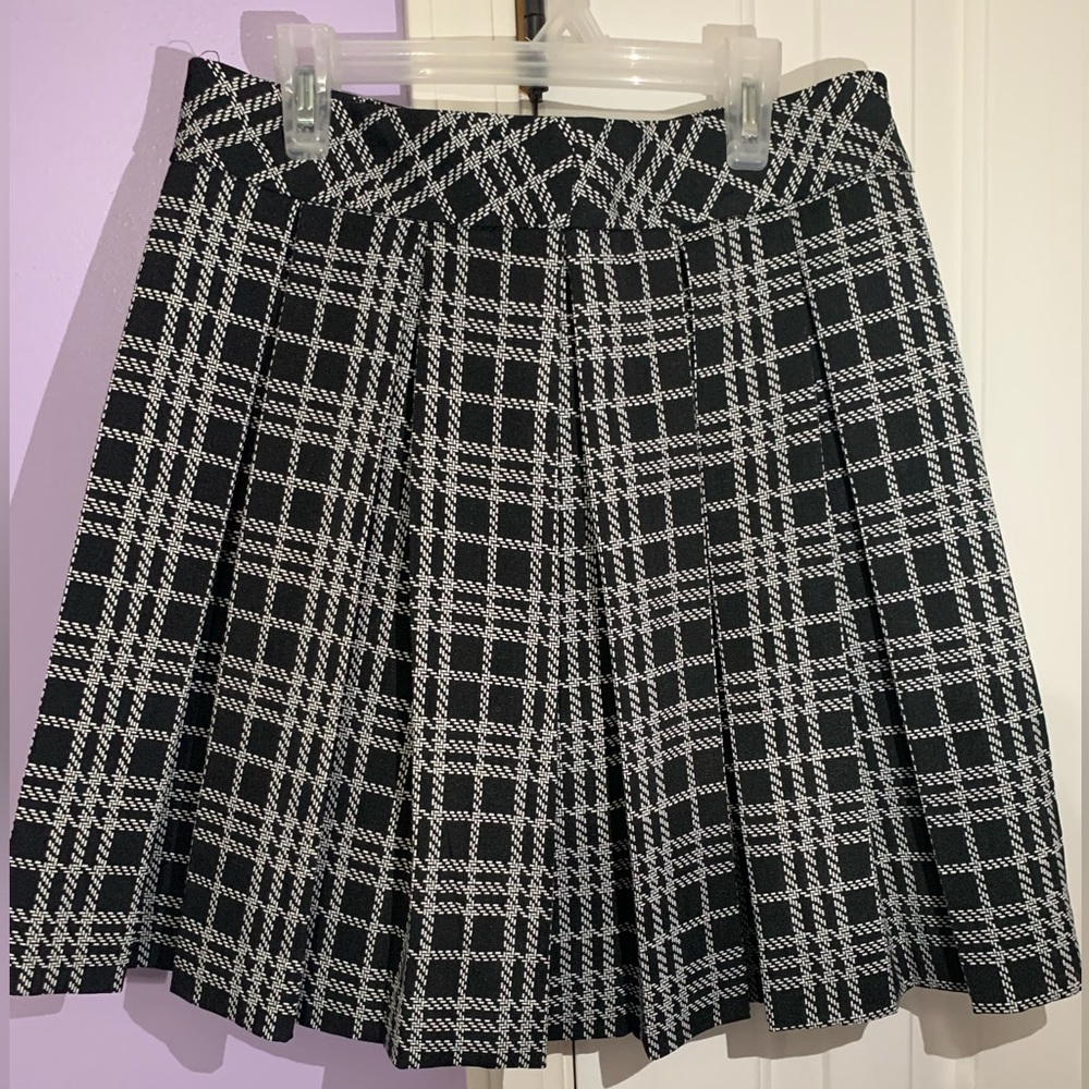 Banana Republic, size 2, black and white plaid tennis skirt!